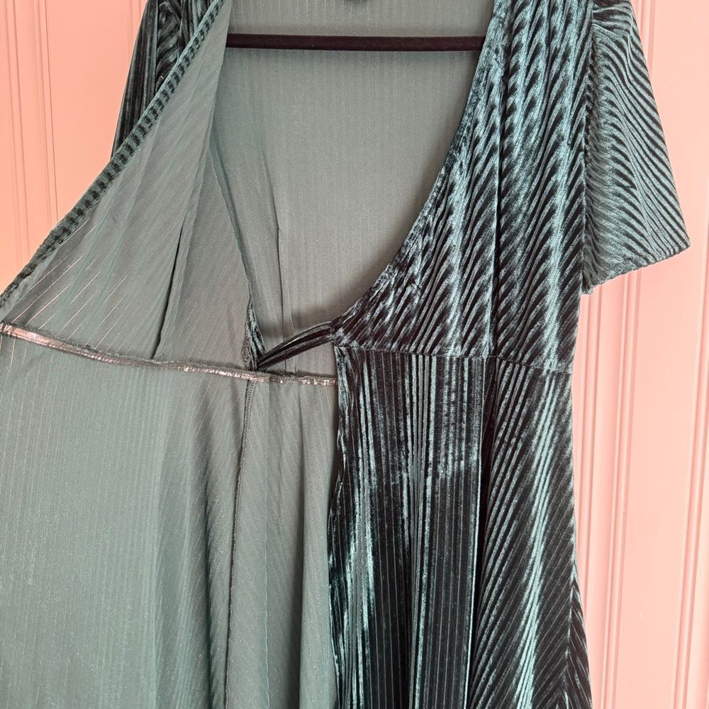 Simplee Apparel Dark Green High-Low Wrap Dress with Flutter Sleeves in Velvet - Picture 4 of 6